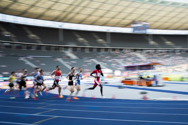 Mohamed Mohumed (LG Olympia Dortmund) laeuft im 1500m Finale vorne weg waehrend der deutschen Leichtathletik-Meisterschaften im Olympiastadion am 26.06.2022 in Berlin